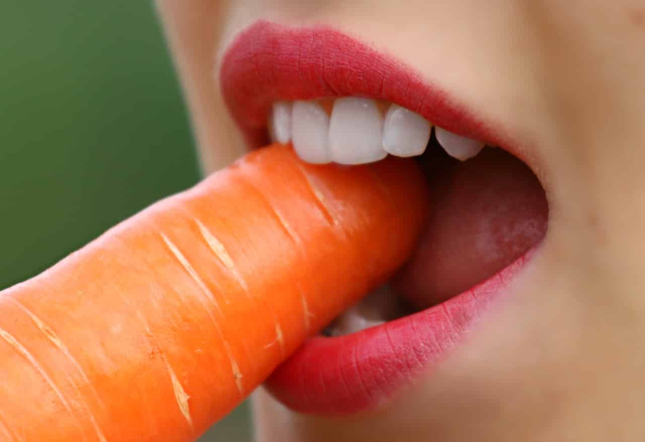 comiendo zanahoria